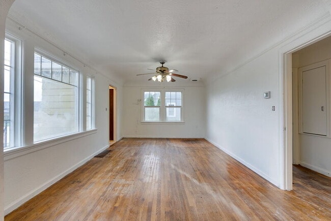 Building Photo - 1137 SE Uglow Ave