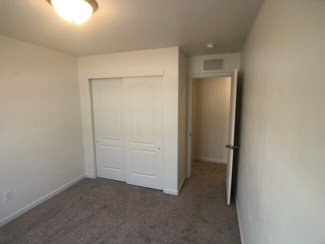Building Photo - 3 Bedroom 2 1/2 Bath Townhome with Garage