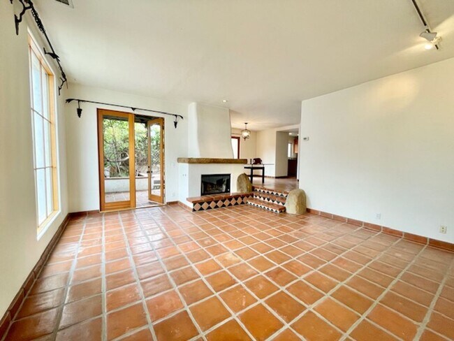 Building Photo - Spanish Style Downtown Townhome