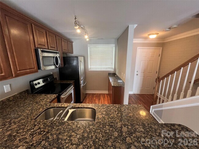 Building Photo - 1336 Green Oaks Ln