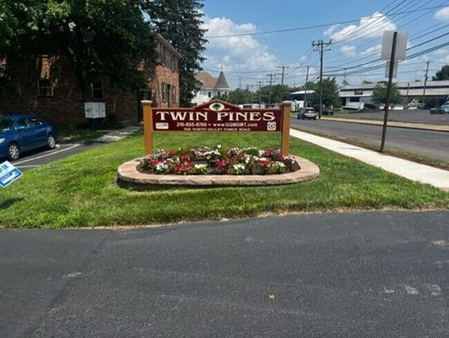 Building Photo - Twin Pines 3-065