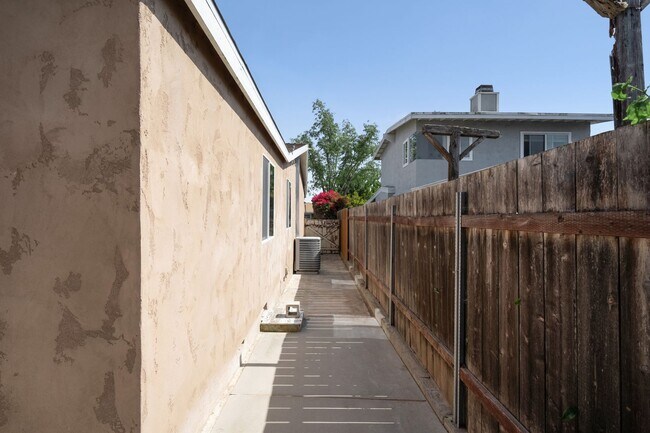 Building Photo - Oversized kitchen and living area!