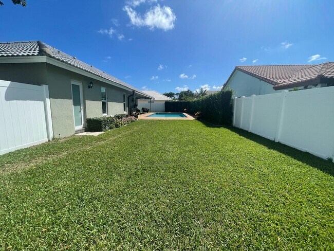 Building Photo - 5075 Marina Cir