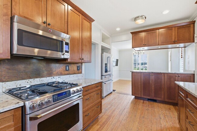 Building Photo - 1 Month's Free Rent - 5 Bedroom Home Between 12 South and Oak Hill