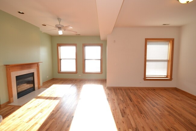 Building Photo - Pet Friendly 3 Bed 2 Bath Top Floor Unit