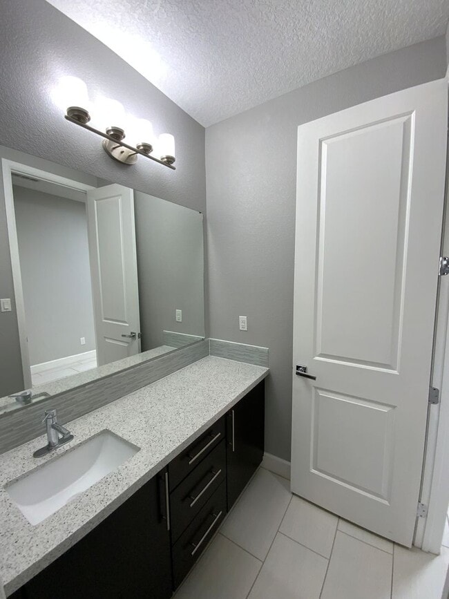 Building Photo - 3 Bedroom & An Office Luxury Home Availabl...