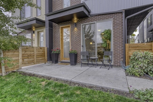 Building Photo - Newer Townhome next to Sloan's!