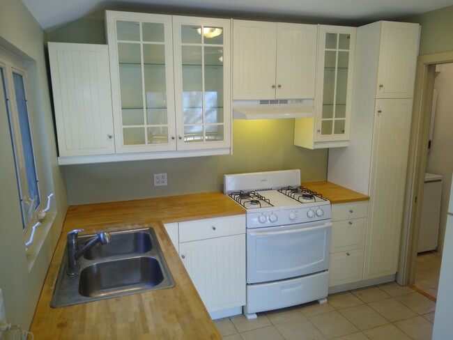 Kitchen - 1355 1/2 E Elizabeth St