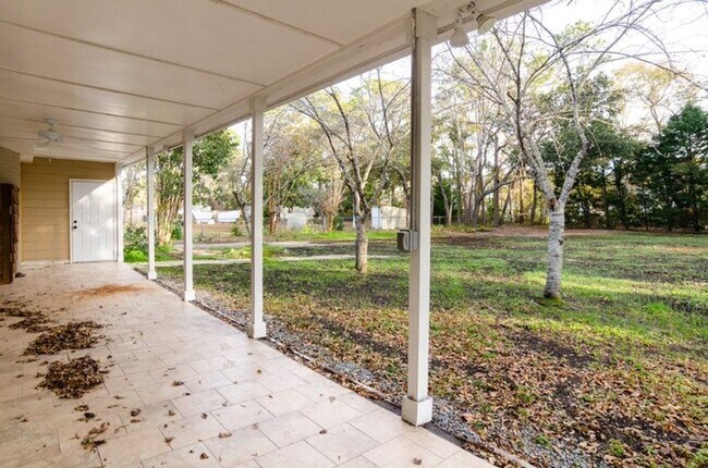 Building Photo - 229 Lullwater Dr