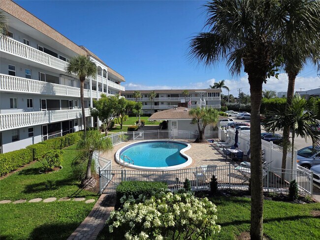 Building Photo - 1971 SE 5th Ct