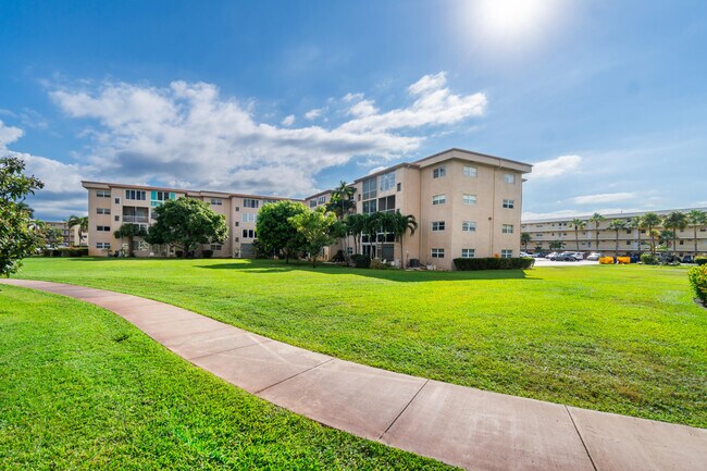 Building Photo - 2615 NE 1st Ct