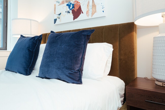 Building Photo - 525 W 28th St