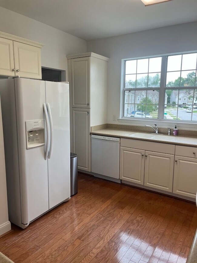 Building Photo - Available now. 3BR/3.5 BA Townhome in Ashl...