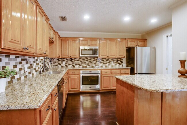 Building Photo - 142 N Utica Ave