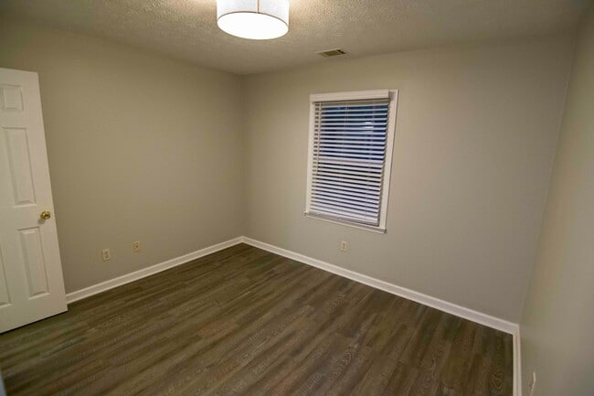 Building Photo - 4/2 apartment off of Milledge