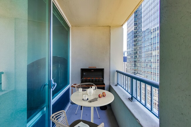 Building Photo - 345 N La Salle Dr