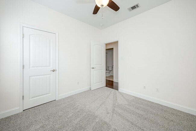 Building Photo - Charming Home Move-in Ready!