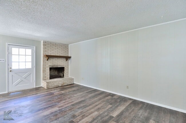 Building Photo - 3/2 REMODEL in 2024!