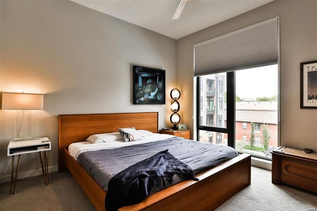 Building Photo - Luxury condo in the CWE