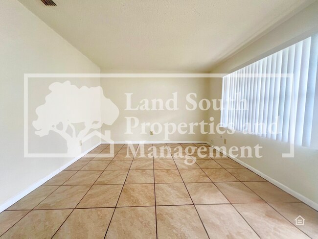 Building Photo - 5857 Charlton Dr