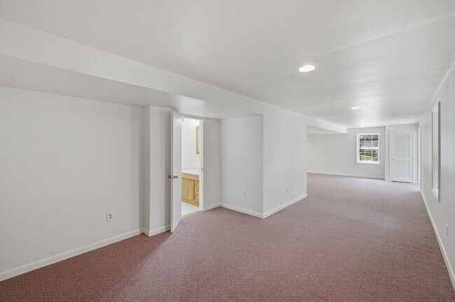 Building Photo - Spacious 5-Bedroom Colonial with Walk-Out Basement in Sought-After Stonebridge