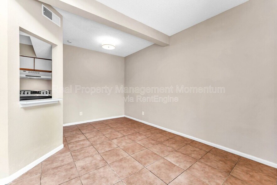 Building Photo - 930 E Primrose St