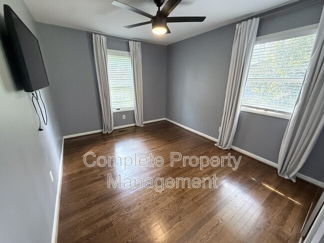 Building Photo - 3153 Woodhaven Dr