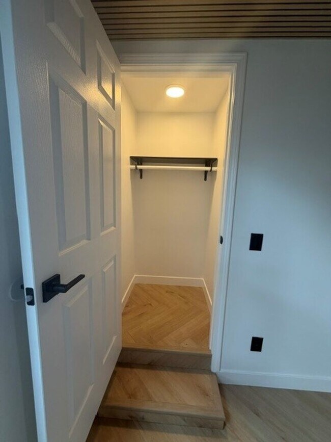 Building Photo - Renovated One Bedroom Stand Alone Apartment