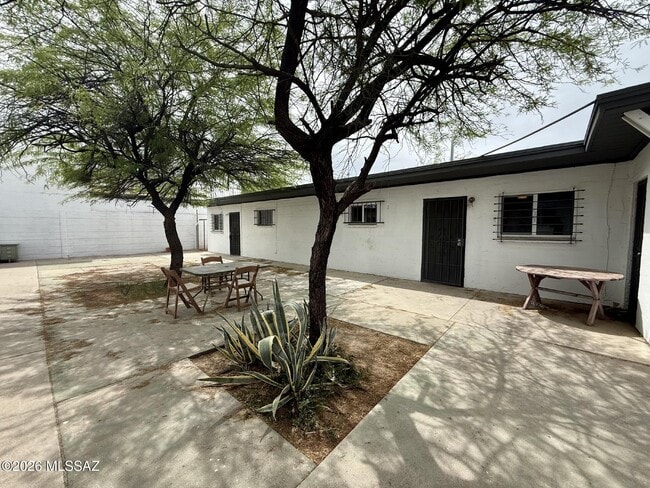 Building Photo - 3564 E Kleindale Rd