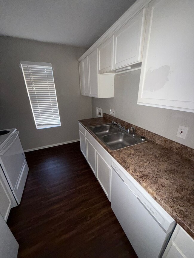 Building Photo - 3208 Salisbury Ave