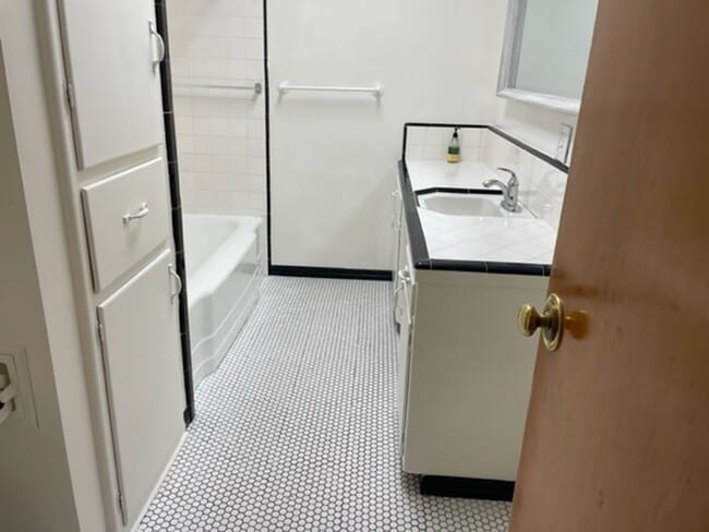 Building Photo - 3 bdr 2 bath Home on Huge lot.