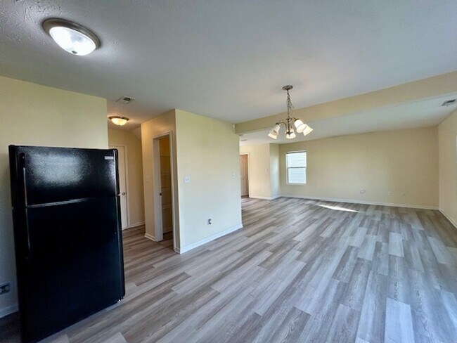 Building Photo - Beautiful 4 bedroom 2.5 bath 2 story home ...