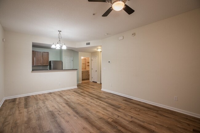 Building Photo - Adorable updated 1st floor condo