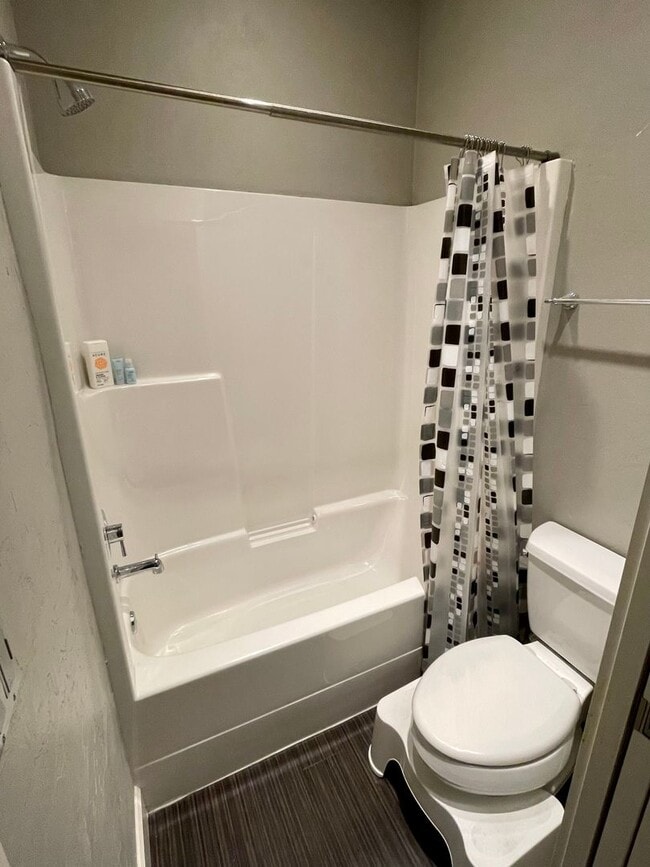 Building Photo - Modern 2 Bedroom, 2.5 Bathroom Bi-Level Du...