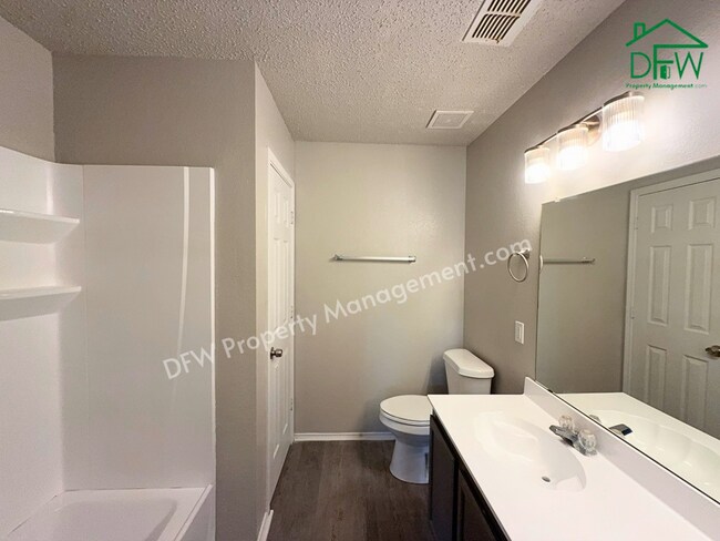 Building Photo - Spacious 4-Bedroom Home with Fireplace & Large Backyard in SW Fort Worth