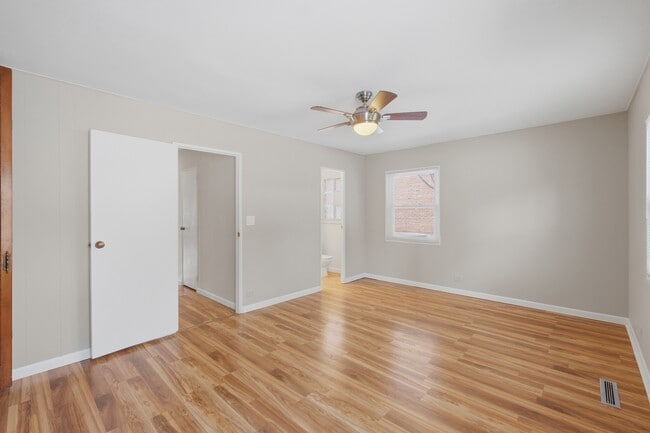 Building Photo - 5611 S Quincy St