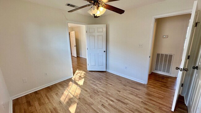 Building Photo - 413 Trist Pl