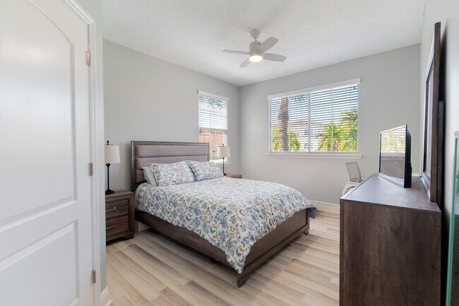 Building Photo - 9901 Baywinds Blvd