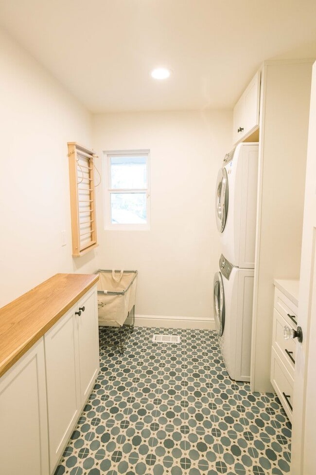 Building Photo - Fabulous spacious home, Great Highlands cul de sac, easy commute, exceptional Cupertino Schools!
