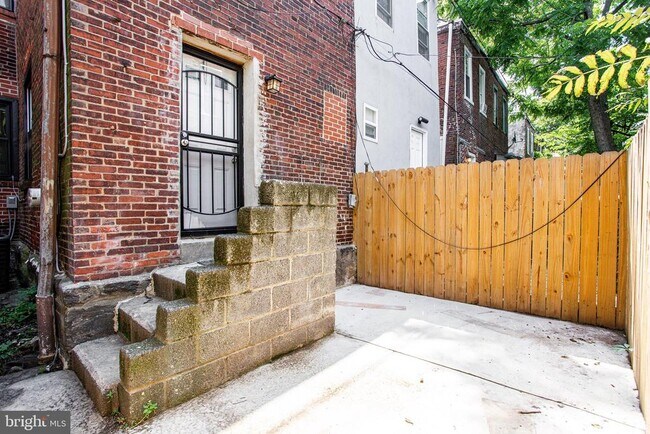 Building Photo - 1422 S Vogdes St