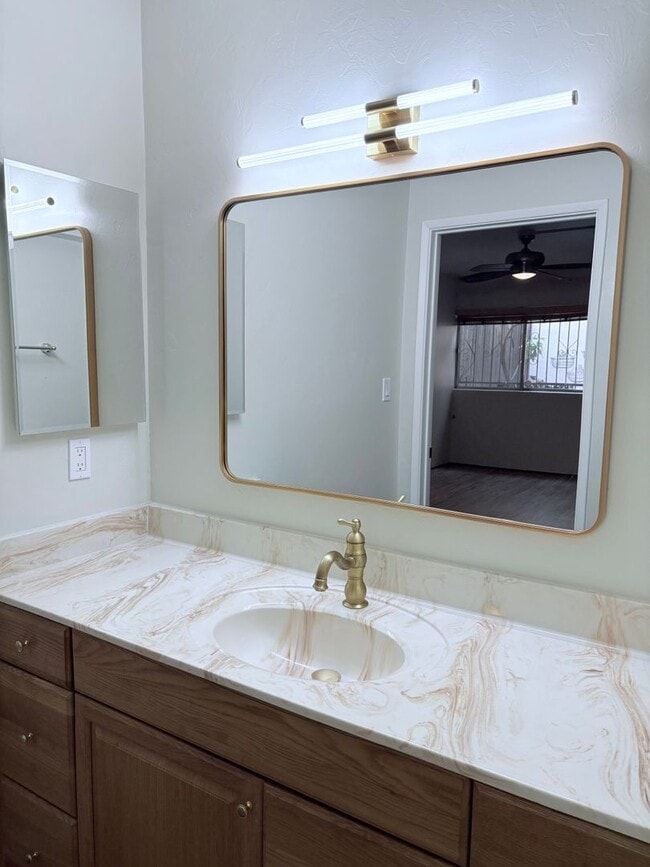 Building Photo - Lovely 2 Bedroom and 2 Bathroom Condo w/ Den! Lots of Space! *SPECIAL OFFER 1/2 Off First Month's...