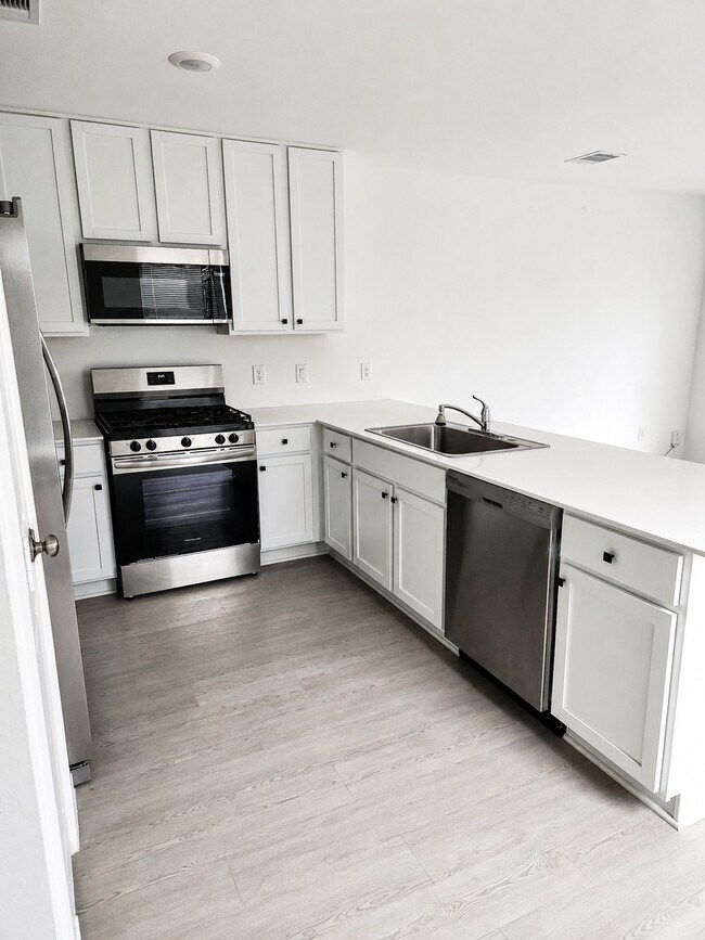Building Photo - 18242 Via Aurelia Dr