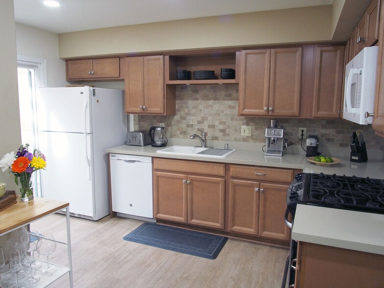 Building Photo - 13660 Red Hill Ave