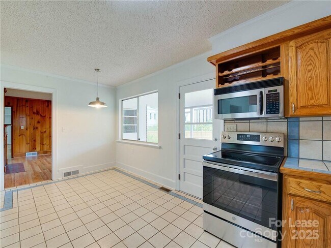 Building Photo - 1422 Holmes Dr