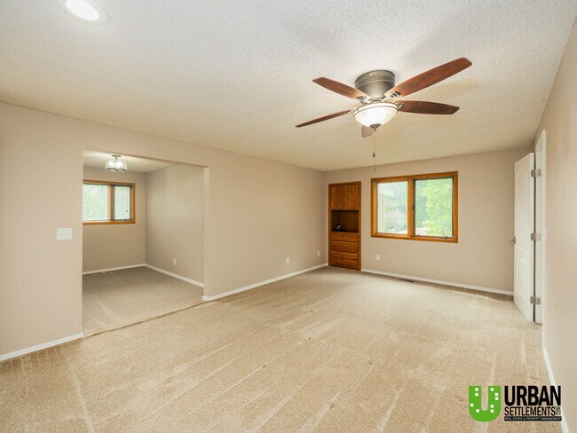 Building Photo - 8421 E Columbia Dr
