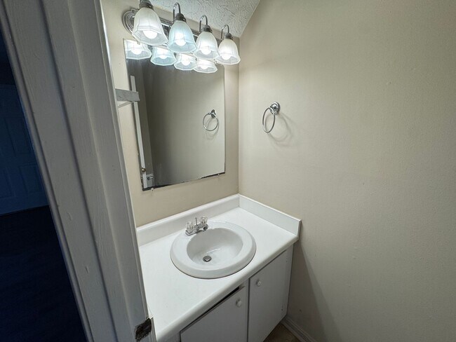 Building Photo - 2 Bedrooms, 1.5 Bathrooms - Townhome in West Rome!