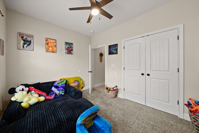 Building Photo - Pet Friendly Four Bedroom with Bonus!