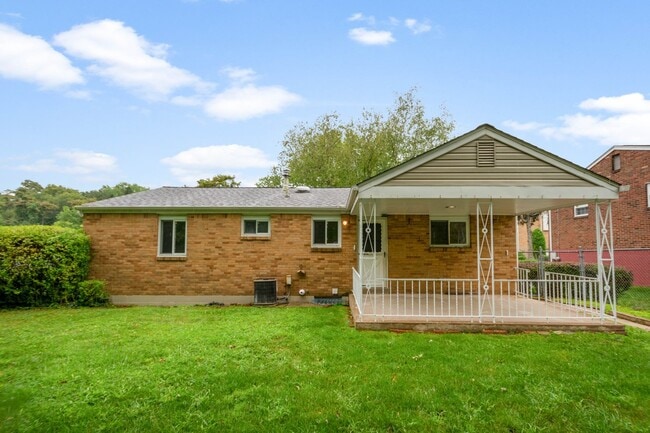 Building Photo - AVAILABLE AUGUST 1ST!! DON'T MISS TIS GORGEOUS 3 BEDROOM IN PENN HILLS!