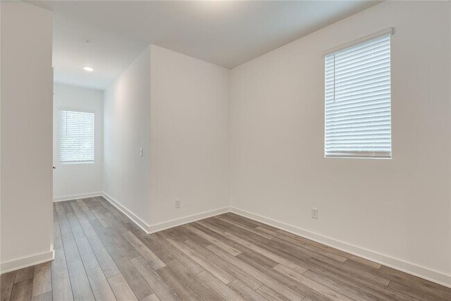 Building Photo - 513 Burton Dr