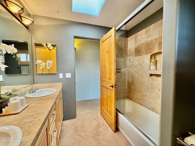 Building Photo - 11096 N Pusch Ridge View Pl